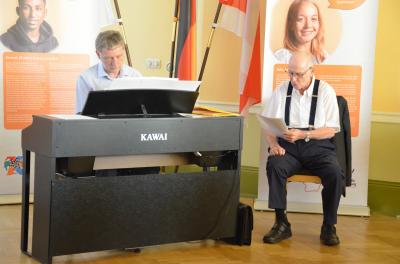 Musikschulleiter Ulrich Stein am Klavier und Sokrates Giapapas (rechts) sorgten f&uuml;r die musikalische Untermalung der Veranstaltung.  (Bild vergr&ouml;&szlig;ern)