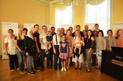 Foto: Bedankten sich recht herzlich bei den Protagonisten der Wanderausstellung: Integrationsbeauftragte Kathrin Tupaj (links.), Kreistagsvorsitzende Martina Gregor-Ness (vordere Reihe, 5.v.r.) und Landrat Siegurd Heinze (hintere Reihe, rechts).   (Bild vergr&ouml;&szlig;ern)