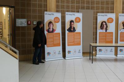 Foto des Albums: „Ich mag OSL.“ – Wanderausstellung erzählt 18 einzigartige Geschichten über Migranten im Landkreis