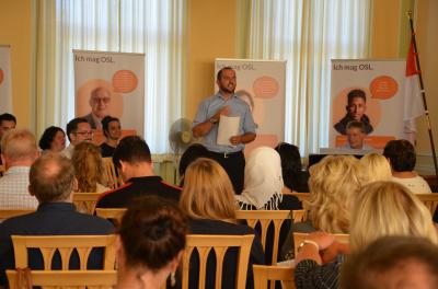 Foto: Thaer Alnsour vom Integrationsbeirat OSL f&uuml;hrte durch das Programm (Foto Landkreis)  (Bild vergr&ouml;&szlig;ern)