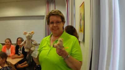 Frau Liebholdt mit den Lesemaskottchen 