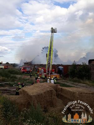 Foto des Albums: Einsatz 1453-B-Gebäude-Groß-Klein-Mutz, Scheunenbrand