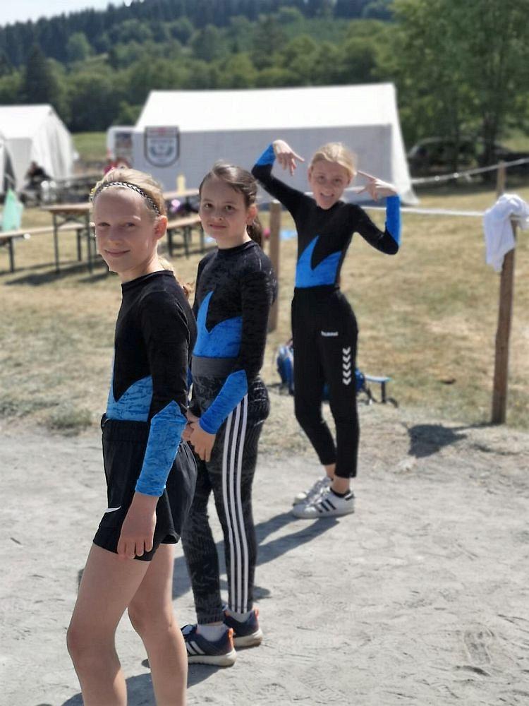Bild: Hannah, Joline und Nele gehen gut gelaunt in den Wettkampf