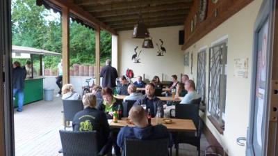 Warten auf die Siegerehrung  (Bild vergr&ouml;&szlig;ern)