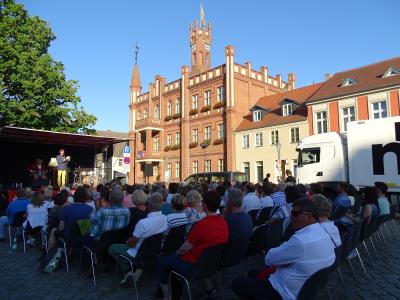 Foto des Albums: "Zärtlichkeiten mit Freunden" - Teatro mobile der Schöller Festspiele (23.07.2019)