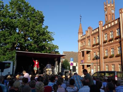 Foto des Albums: "Zärtlichkeiten mit Freunden" - Teatro mobile der Schöller Festspiele (23.07.2019)