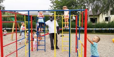 Willy Willy Wolf hilft am restaurierten Kletterger&uuml;st, das schon zu DDR-Zeiten Kinder erklommen. Foto: Beate Vogel  (Bild vergr&ouml;&szlig;ern)