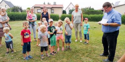 Halldor Lugowski, stellvertretender B&uuml;rgermeister und Leiter des Amtes f&uuml;r Stadtentwicklung, spannt die Kinder aus der Kita   (Bild vergr&ouml;&szlig;ern)