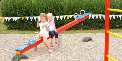 Die Zwei genie&szlig;en ihr Eis auf der neuen Wippe. Foto: Beate Vogel  (Bild vergr&ouml;&szlig;ern)