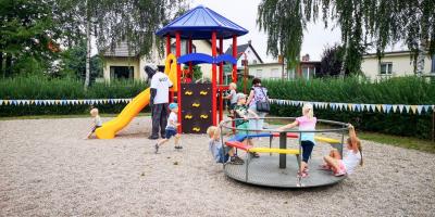 Karussell und Kletterturm bereiten den Kindern viel Spa&szlig;. Foto: Beate Vogel  (Bild vergr&ouml;&szlig;ern)
