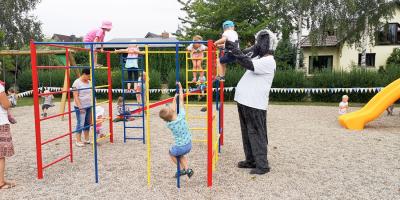  Willy Wolf hilft am restaurierten Kletterger&uuml;st, das schon zu DDR-Zeiten Kinder erklommen. Foto: Beate Voge  (Bild vergr&ouml;&szlig;ern)