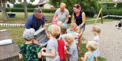 Peter Kniesel verteilt Eis an die Knirpse. Foto: Beate Vogel  (Bild vergr&ouml;&szlig;ern)