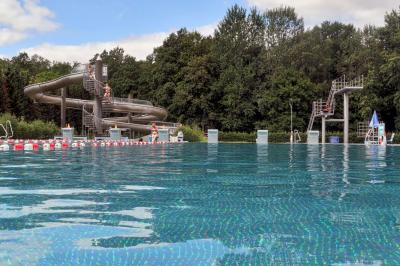 Das heutige Bad mit den Edelstahlbecken l&auml;sst sich bei k&uuml;hler Witterung sogar beheizen. Foto_ Lars Schladitz  (Bild vergr&ouml;&szlig;ern)