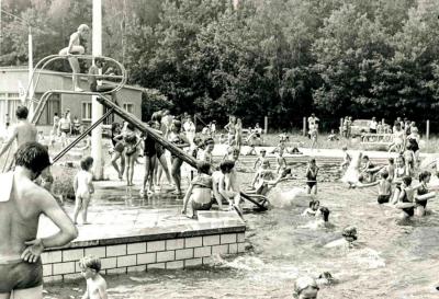 Badespass im neuen Freibad um 1970. Quelle: Museum  (Bild vergr&ouml;&szlig;ern)