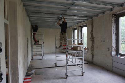 Vorschaubild: Erdgeschoss - anbringen der Deckenkonstruktion in einem Raum für das Praxislernen