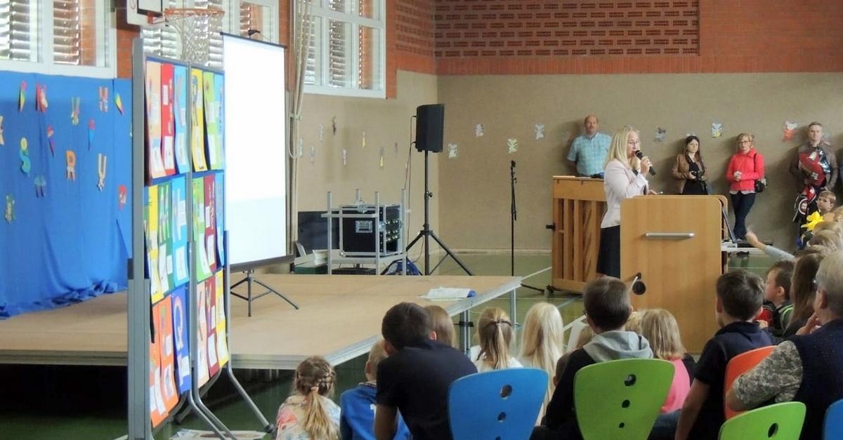 Bild: Frau Cramer ruft die Schulneulinge und Paten auf