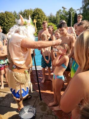 Rasch nimmt sich Neptun die T&auml;uflinge vor. Die Blubberbr&uuml;he muss alle werden. Foto: Beate Vogel  (Bild vergr&ouml;&szlig;ern)