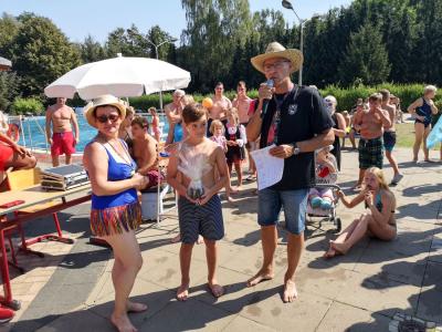 Sieger beim Turmspringen im Kost&uuml;m wurde Anton aus Greifswald. Er besucht regelm&auml;&szlig;ig seine Gro&szlig;eltern in Pritzwalk. Foto: Beate Vogel  (Bild vergr&ouml;&szlig;ern)