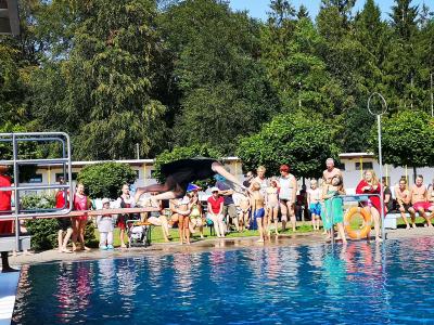 Marie, die t&ouml;dliche Maske, machte einen Kopfsprung ins kalte Nass. Foto: Beate Vogel   (Bild vergr&ouml;&szlig;ern)