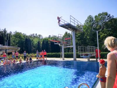 Mutig: Paula traute sich, vom F&uuml;nf-Meter-Brett zu springen. Foto: Beate Vogel  (Bild vergr&ouml;&szlig;ern)