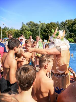 Keiner der Auserw&auml;hlten entkam der Taufe. Foto: Beate Vogel  (Bild vergr&ouml;&szlig;ern)