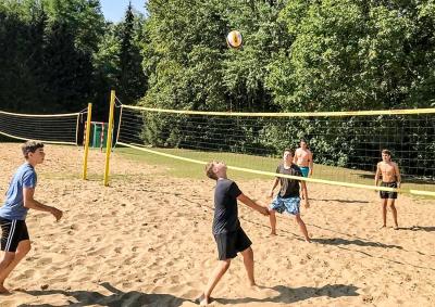 17 Teilnehmer wetteiferten beim Volleyballturnier. Foto: Heik J&auml;hnert  (Bild vergr&ouml;&szlig;ern)