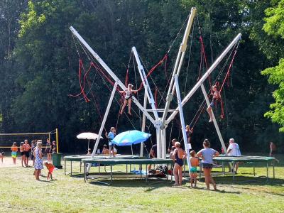 Viel Spa&szlig; hatten gro&szlig;e und kleine Kinder beim Bungee-H&uuml;pfen. Foto: Beate Vogel  (Bild vergr&ouml;&szlig;ern)
