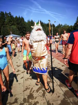 Der Gott der Meere steigt aus den Fluten empor und kommt im Hainholzbad an. Foto: Beate Vogel  (Bild vergr&ouml;&szlig;ern)