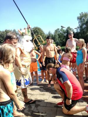 Auch Schwimmbadleiter Frank M&ouml;ller muss sich der Macht des Meeresgottes beugen. Foto: Heike Fuchs  (Bild vergr&ouml;&szlig;ern)