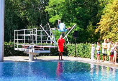 Tristan "aus dem Paradies" wagte einen Salto vom Einer. Foto: Beate Vogel  (Bild vergr&ouml;&szlig;ern)