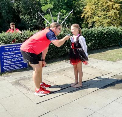 Sogar eine Piratenbraut wagte den Sprung ins kalte Nass. Foto: Heike Fuchs  (Bild vergr&ouml;&szlig;ern)