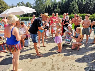 B&uuml;rgermeister Dr. Ronald Thiel lobte Paula f&uuml;r ihren Mut. Sie war vom F&uuml;nfer gesprungen. Foto: Beate Vogel  (Bild vergr&ouml;&szlig;ern)