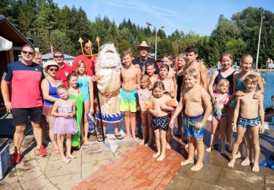 Bevor er ging, gab es f&uuml;r die Pritzwalker noch ein Abschiedsfoto mit Neptun. Foto: Beate Vogel  (Bild vergr&ouml;&szlig;ern)