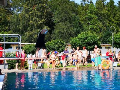 Marie, die t&ouml;dliche Maske, machte einen Kopfsprung ins kalte Nass. Foto: Beate Vogel    (Bild vergr&ouml;&szlig;ern)