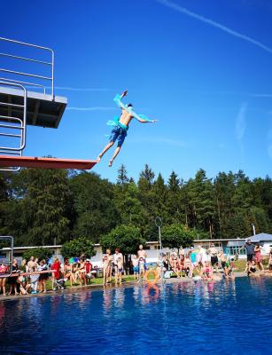 Marcelino nannte sein Kost&uuml;m Atlantica. Er sprang einen gedrehten Salto.   (Bild vergr&ouml;&szlig;ern)