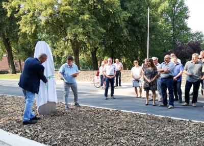 B&uuml;rgermeister Dr. Ronald Thiel und Halldor Lugowski enth&uuml;llen die Stele, die ein Tor zur Altstadt verk&ouml;rpert. Foto: Beate Vogel  (Bild vergr&ouml;&szlig;ern)