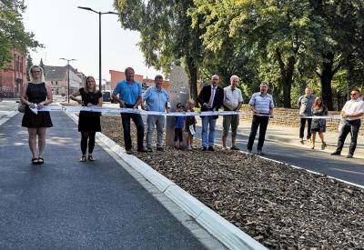 Das Band wird durchschnitten, die Stra&szlig;e ist frei. Foto: Beate Vogel  (Bild vergr&ouml;&szlig;ern)