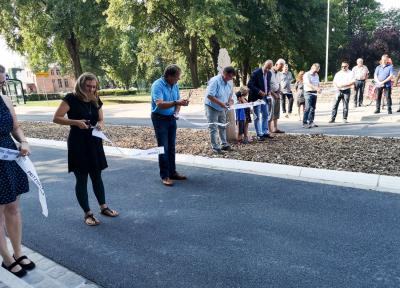 Das Band wird durchschnitten, die Stra&szlig;e ist frei. Foto: Beate Vogel  (Bild vergr&ouml;&szlig;ern)