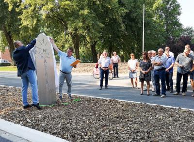 B&uuml;rgermeister Dr. Ronald Thiel und Halldor Lugowski enth&uuml;llen die Stele, die ein Tor zur Altstadt verk&ouml;rpert. Foto: Beate Vogel  (Bild vergr&ouml;&szlig;ern)