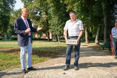 Friedhelm M&uuml;ller, der im Amt f&uuml;r Stadtentwicklung das Projekt betreut hatte, darf den Schlussstein setzen. Foto: Andreas K&ouml;nig  (Bild vergr&ouml;&szlig;ern)
