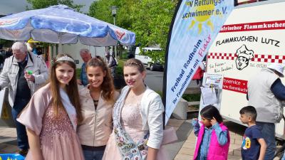 Bl&uuml;tenk&ouml;niginnen Franziska I., Jana I. und Chiara I. (WD) 