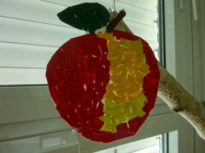 Der Apfel, der jetzt gro&szlig; und fein, ... der wuchs am Apfelbaum. 