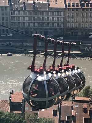 Grenoble, mit der Seilbahn (Les Boules) zur Bastille hoch 