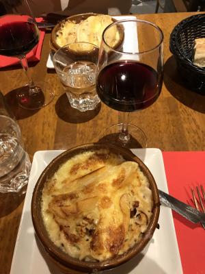 Tartiflette, Kartoffelauflauf mit viel Savoyer K&auml;se, Spezalit&auml;t der Region 