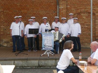 Der Holzh&auml;user Shanty-Chor bei seinen Vortr&auml;gen  (Bild vergr&ouml;&szlig;ern)