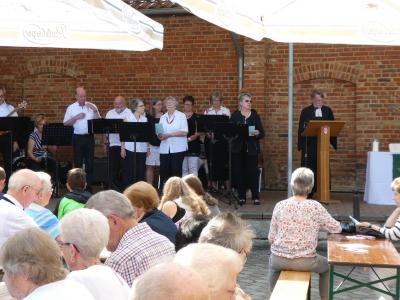 Den Gottesdienst am Sonntag gestalteten die Kirchenband, Isolde Kahl und Pfarrer Eckhard Becker.  (Bild vergr&ouml;&szlig;ern)