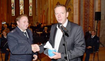 Landrat Christian Heinrich-Jaschinski (r.) bedankte sich bei Chefdirigent Christian K&ouml;hler (l.) und dem Landespolizeiorchester Brandenburg f&uuml;r einen gelungenen Konzertabend.  (Bild vergr&ouml;&szlig;ern)