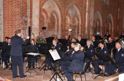 Unter dem Motto &bdquo;Dona nobis pacem &ndash; Gib uns Deinen Frieden&ldquo; spielte das Landespolizeiorchester diesmal besinnliche Musikst&uuml;cke in der Klosterkirche M&uuml;hlberg.   (Bild vergr&ouml;&szlig;ern)