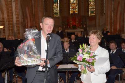 Landrat Christian Heinrich-Jaschinski ehrte Christine Diecke, zust&auml;ndig f&uuml;r Kriegsgr&auml;berst&auml;tten beim Landkreis Elbe-Elster, f&uuml;r ihre langj&auml;hrigen Verdienste um das Werk der Kriegsgr&auml;berf&uuml;rsorge.  (Bild vergr&ouml;&szlig;ern)