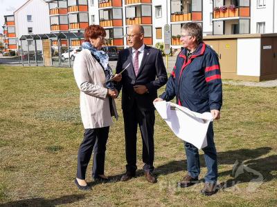 Ministerin Kathrin Schneider &uuml;bergibt Dr. Ronald Thiel (M.) und Friedhelm M&uuml;ller den F&ouml;rderbescheid. Foto: Beate Vogel  (Bild vergr&ouml;&szlig;ern)